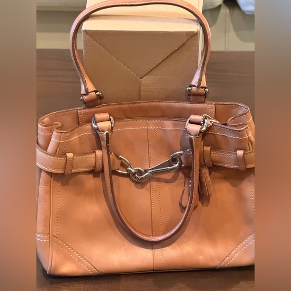 Elegant Tan Leather Handbag - Picture 1 of 2